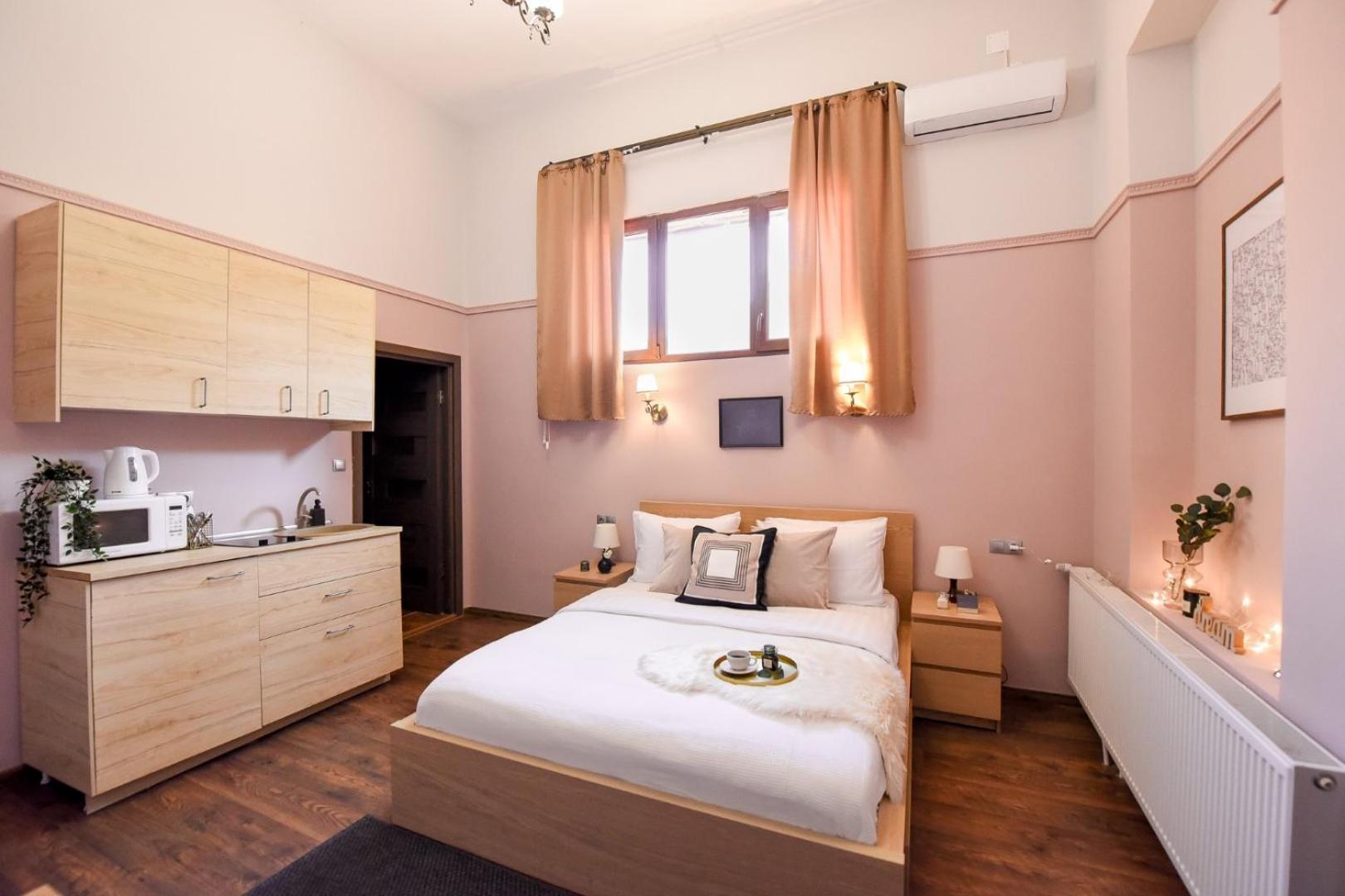 Historic Charm, Modern Comfort - Accommodation In The Heart Of The Old Town Bucareste Quarto foto